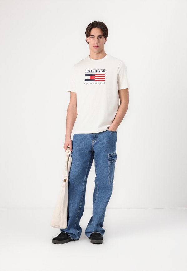 AMERICANA MONOTYPE FLAG BOX TEE UNISEX - Print T-shirt - ivory petal3