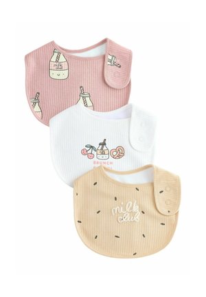 Drei Baby-Lätzchen: ein pinkes, geripptes Lätzchen mit Milchflaschen-Muster, ein weißes mit "BRUNCH" und Essensmotiven, und ein beiges, geripptes Lätzchen mit schwarzen Saatakzenten und "milk club".