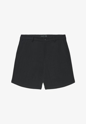 Schwarze, maßgeschneiderte Shorts mit Knopfverschluss, Gürtelschlaufen und Seitentaschen, flach auf weißem Hintergrund liegend.