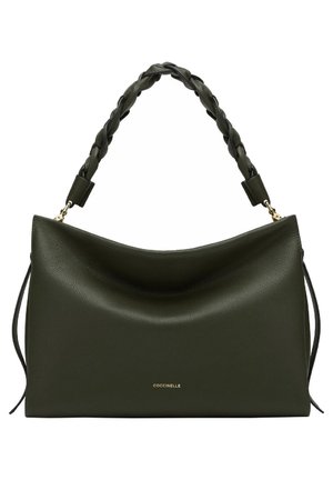 Ciemnozielona skórzana torebka z plecioną rączką, o prostokątnym kształcie, z małym złotym logo "Coccinelle" umieszczonym na środku przodu.