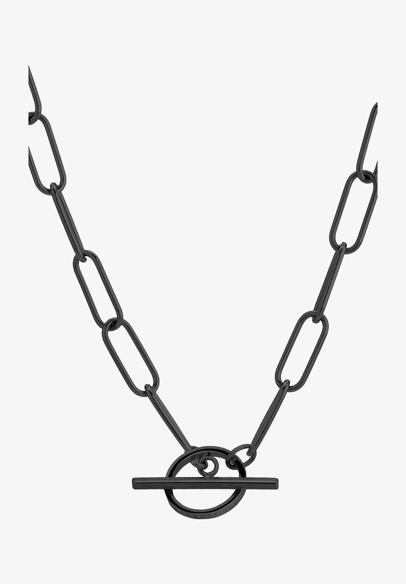 Sorte metal kædende halskæde med forlængede led og en cirkulær lås med en lige stang. Glat tekstur, minimalistisk design.