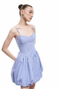 Blau-weißer gestreifter Kleid mit tailliertem Oberteil, Spaghetti-Trägern und einem ausgestellten Rock mit gerafften Details.