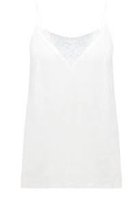 Camiseta blanca sin mangas con tirantes finos, con un escote en V y un detalle de encaje en la parte delantera. Textura suave, corte holgado y diseño minimalista.
