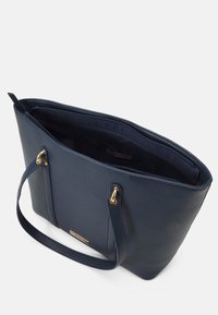 Granatowa torba tote z sztucznej skóry z złotymi akcentami, z otwartym wnętrzem i przestronnym środkiem. Teksturowana powierzchnia i podwójne ramiączka na ramię.