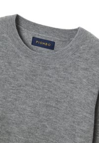 Grijze gebreide trui met een geribde ronde hals. Voorzien van een marineblauwe label met gouden letters waarop "PIOMBO" staat. Zachte, gestructureerde stof.