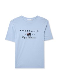 Błękitna koszulka z bawełny. Posiada czarny nadruk: "AUSTRALIA 1999 Miasto Melbourne", z małą haftowaną flagą Australii.