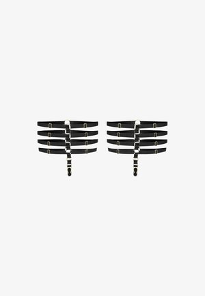 Des sangles noires avec des accents dorés, présentant plusieurs bandes horizontales et un design de boucle centrale. Texture lisse et longueurs ajustables.