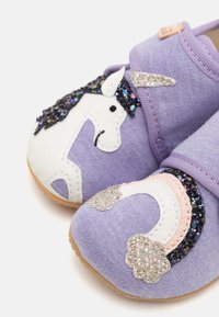 Fialové látkové boty s designem jednorožce a duhy. Obsahují lesklé detaily a gumovou podrážku. Měkký materiál s pevnými pásky.