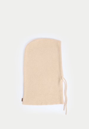 Beige gestrickte Sturmhaube mit geripptem Muster und zwei Kordelzügen an der Seite, flach auf einem weißen Hintergrund liegend.