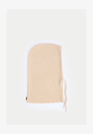 Beige gestrickte Sturmhaube mit geripptem Muster und zwei Kordelzügen an der Seite, flach auf einem weißen Hintergrund liegend.