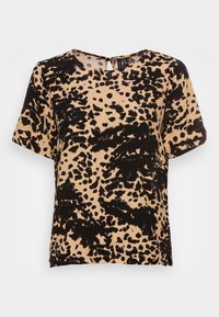 T-shirt à manches courtes en tissu beige avec un motif léopard noir, doté d'un col rond et d'un détail en trou de serrure à l'arrière.