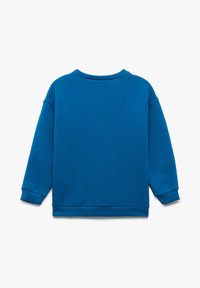 Sudadera azul con cuello redondo clásico, hombros caídos, puños y dobladillo acanalados. Textura suave, color sólido, sin patrones ni detalles visibles.
