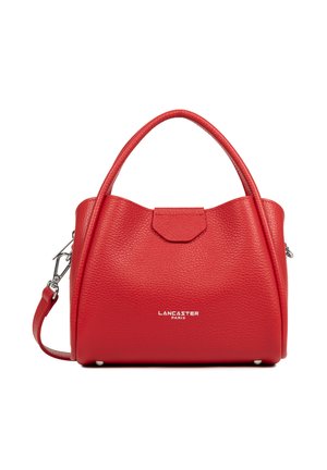 Sac à main en cuir rouge texturé avec double poignée et bandoulière amovible, équipé de ferrures argentées et du logo "Lancaster Paris" sur le devant.