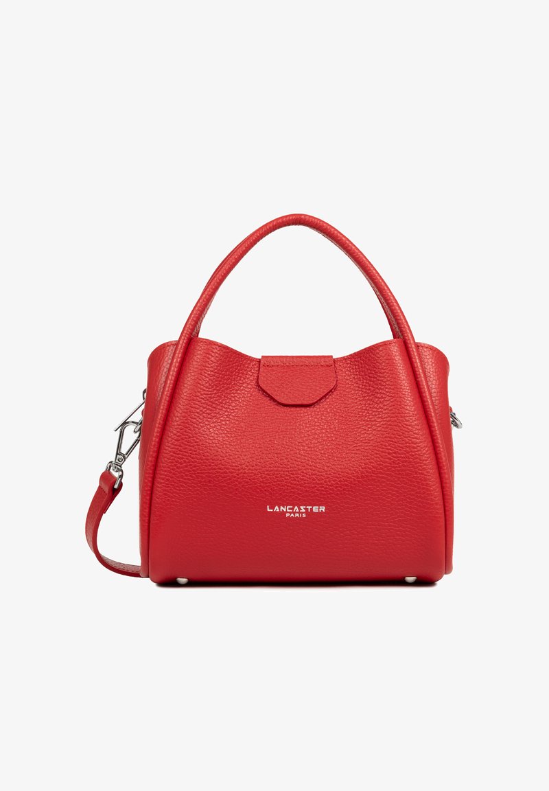 Sac à main en cuir rouge texturé avec double poignée et bandoulière amovible, équipé de ferrures argentées et du logo "Lancaster Paris" sur le devant.
