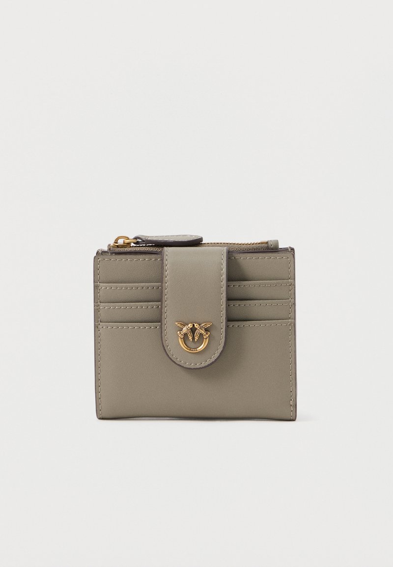 Carteira de pele verde-azeitona com fecho de botão, apresentando detalhes em dourado, múltiplos compartimentos para cartões e acabamento texturizado na parte frente.