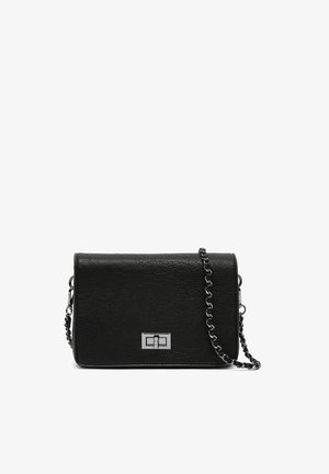 Sac bandoulière en cuir noir texturé avec bandoulière chaîne argentée et fermeture à verrouillage tournant rectangulaire argenté sur le rabat avant.