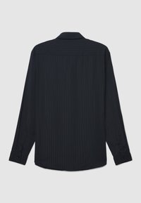 Camicia nera a maniche lunghe con sottili righe verticali. Presenta un colletto classico e polsini con bottoni, realizzata in tessuto liscio e leggero.
