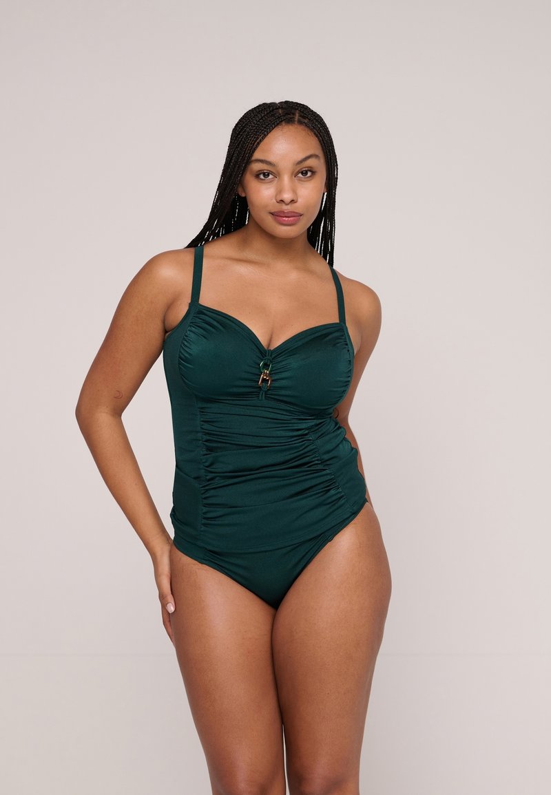 Grön baddräkt i ett stycke med rynkat tyg, hjärtformad halsringning, justerbara remmar och en dekorativ detalj i mitten. Slät yta.