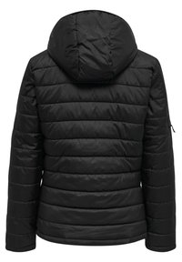 Svart vadderad jacka med huva. Har horisontell quiltning, en dragkedjeficka på vänster ärm och elastiska muddar för komfort.