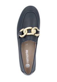 Nautonblauer Lederloafer mit einem goldenen Kettenakzent, runder Zehenform und gepolsterter Innensohle. Glatte Textur und minimalistisches Design. Größe 37.