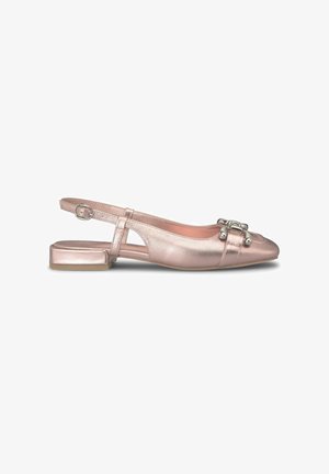 Escarpin à talon bloc bas en métal rose avec une boucle décorative argentée sur le bout et un design de talon ouvert.