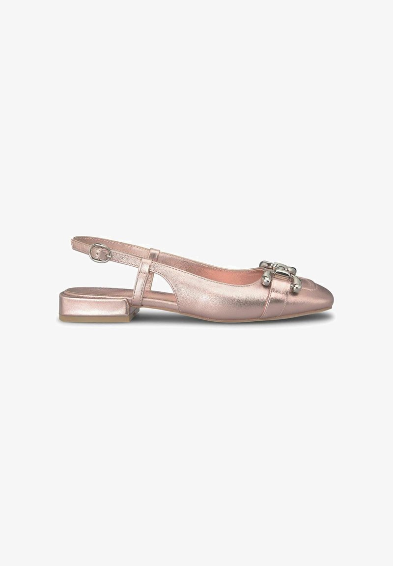 Metallic rosa Slingback-Pumps mit niedrigem Blockabsatz, ausgestattet mit einer dekorativen silbernen Schnalle an der Spitze und einem offenen Fersen-Design.