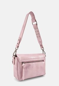 Sac bandoulière en cuir rose avec fermeture à rabat, poche avant zippée et sangle réglable cloutée. Texture lisse et forme compacte.