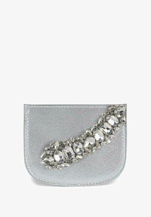 Metallisch zilveren zakje met een gestructureerde afwerking, versierd met een gebogen lijn van gemengde rhinestones en edelstenen aan één zijde.