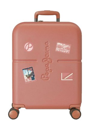 Maleta dura rosa con cuatro ruedas, asa superior, "Pepe Jeans" en relieve y adhesivos decorativos con temática de viaje en el frente.