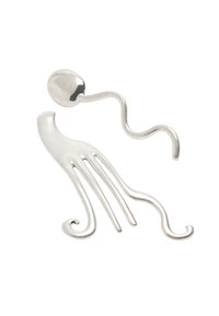 Srebrne, abstrakcyjne kolczyki, z których jeden ma kształt dłoni, a drugi łyżki, obydwa z zakręconymi końcami i gładkimi powierzchniami.