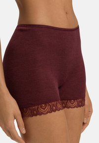 Bordeaux ribbel shorts met een kanten rand aan de onderkant. De stof is zacht en heeft een gestructureerd ontwerp met golvende kantaccenten.