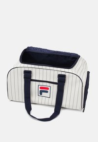 Bolsa de deporte blanca con rayas marinas, asas marinas y un logo rojo y azul. La parte superior abierta revela un interior de un azul marino oscuro. Material duradero.