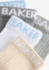 Vier Paar Socken in Beige, Grau, Weiß und Hellblau mit strukturierten Strickmustern und "BAKER" auf den Bündchen in kontrastierenden Farben bedruckt.