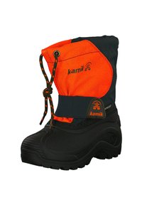 Bota impermeable negra y naranja con suela texturizada, parte superior con cordón ajustable y acentos de marca en el costado.