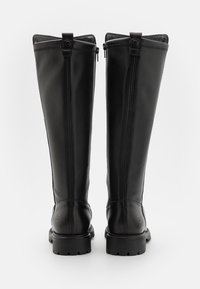 Bottes noires en cuir haute jusqu'au genou avec une finition lisse, dotées d'une fermeture éclair à l'arrière, d'un bout rond et d'une semelle en caoutchouc texturé.