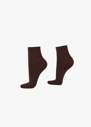 Paire de chaussettes simples, marron foncé, longueur cheville, affichées côte à côte sur fond blanc.