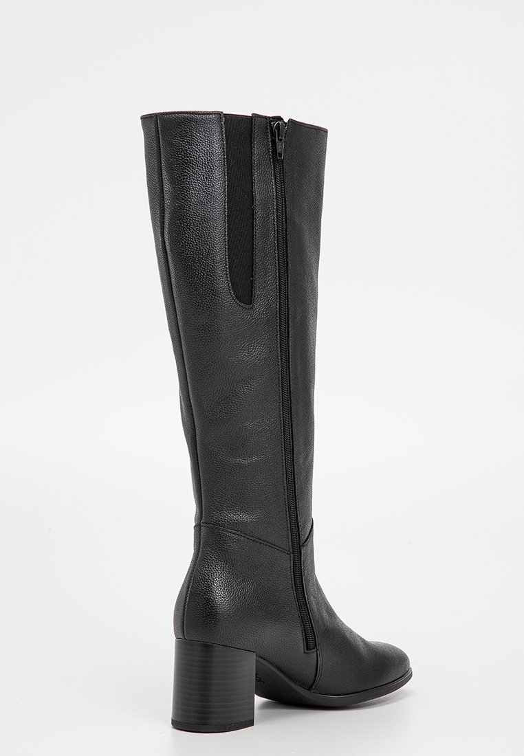 Schwarze knielange Stiefel aus strukturiertem Leder mit einem seitlichen Reißverschluss und einem Blockabsatz. Sie verfügen über eine glatte Oberfläche und ein minimalistisches Design.