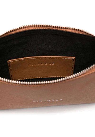 Pochette in pelle marrone con chiusura a zip. L'interno presenta una fodera scura e un'etichetta in pelle con marchio. L'esterno sfoggia un design minimale.