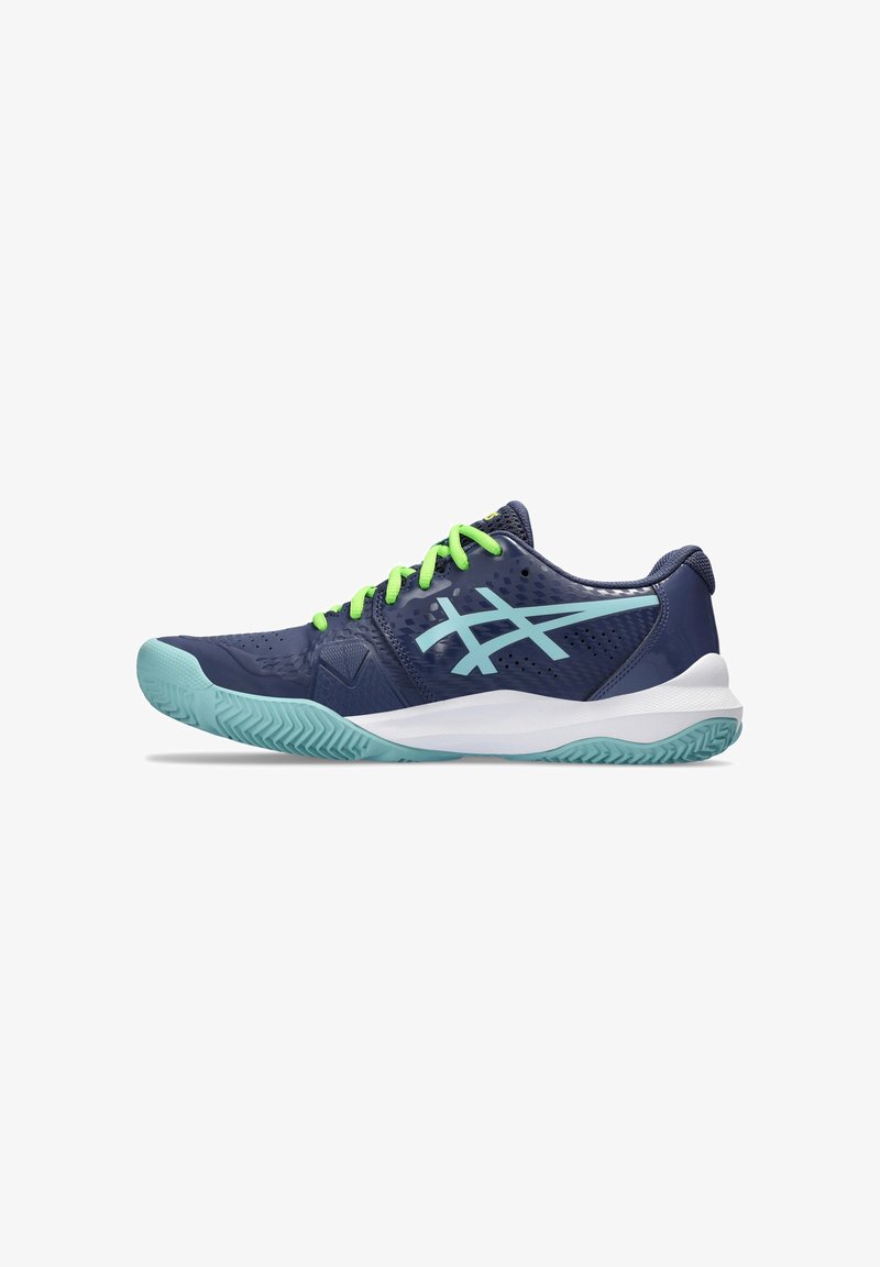 Zapatillas deportivas en azul marino con detalles en azul claro. Material de malla, superficie texturizada, cordones verdes y suela con patrón de tracción para mayor agarre.