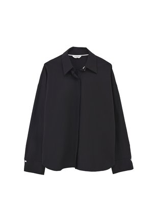 Camisa negra de manga larga, con botón y cuello puntiagudo y puños abotonados, exhibida sobre un fondo blanco.