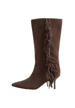 Brauner Wildleder-Mid-Calf-Stiefel mit spitzer Zehenpartie, Stilettabsatz und dekorativer Fransenverzierung an der Außenseite.