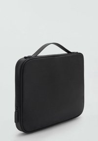Zwarte laptoptas met een gladde, textuurachtige buitenkant, rechthoekige vorm, bovenhandvat en een ritssluiting. Eenvoudig en functioneel design.