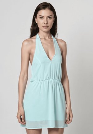Un vestido halter de color azul claro, hecho de una tela suave, con un profundo escote en V, cintura elástica y una falda fluida.