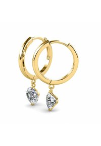 Orecchini a cerchio in oro con pendenti a forma di diamante, trasparenti e multifaccettati. Metallo lucido con una texture liscia e un design di chiusura sicura.
