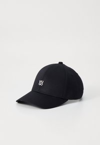 Black baseball cap made of fabric, featuring a curved brim, six-panel design, and white 'HUGO' logo on the front.