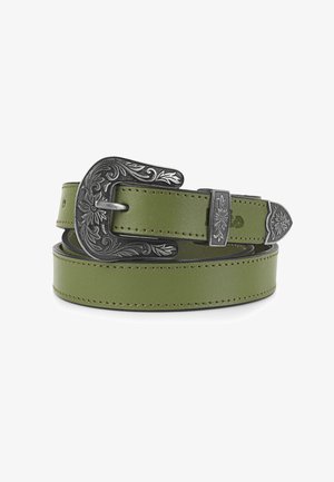 Cinturón de cuero verde con una hebilla plateada ornamentada, que presenta diseños florales y un contraste de costuras marrones a lo largo de los bordes.