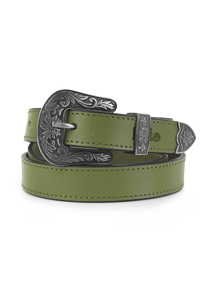 Cinturón de cuero verde con una hebilla plateada ornamentada, que presenta diseños florales y un contraste de costuras marrones a lo largo de los bordes.