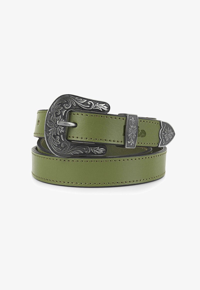 Cinturón de cuero verde con una hebilla plateada ornamentada, que presenta diseños florales y un contraste de costuras marrones a lo largo de los bordes.