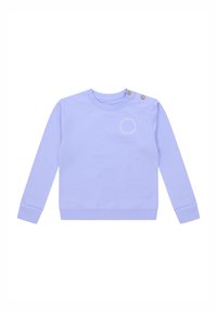 Sudadera color lila con mangas largas, puños acanalados y cuello redondeado. Presenta dos botones de madera en el hombro izquierdo y un detalle de logo.
