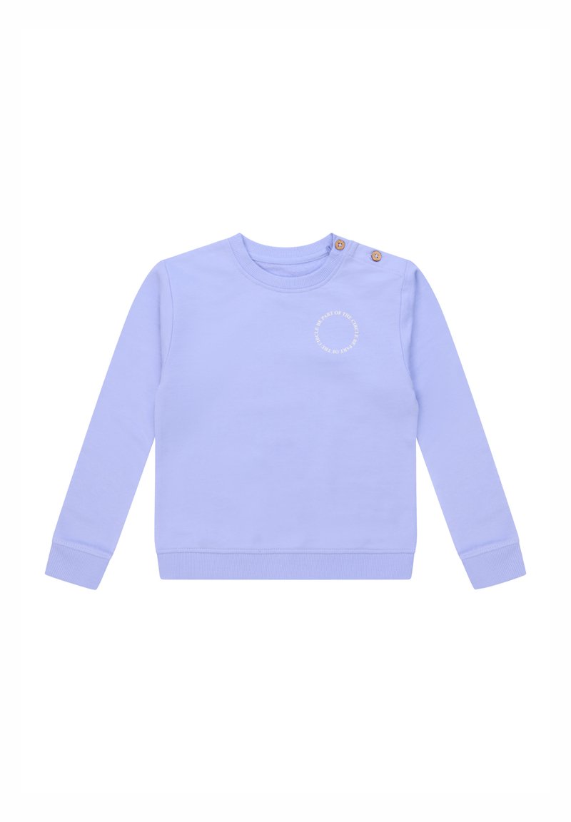 Sudadera color lila con mangas largas, puños acanalados y cuello redondeado. Presenta dos botones de madera en el hombro izquierdo y un detalle de logo.